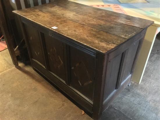 Late 17th century oak coffer(-)